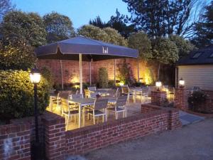 A restaurant or other place to eat at Linden House Stansted 