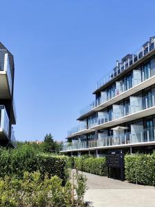 un grand immeuble avec de nombreuses fenêtres dans l'établissement Waterfront Nieuwpoort, à Nieuport