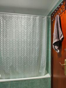 una ducha con cortina de ducha en un baño en Avenida Mediterráneo, en Puerto Sagunto