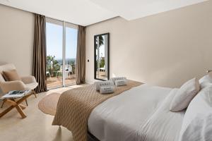 ein Schlafzimmer mit einem großen Bett und einem großen Fenster in der Unterkunft Karat Villa Stone in Adeje + 24 Fotos