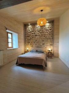 Voodi või voodid majutusasutuse Maison en pierre avec vue imprenable dans le parc naturel du Pilat toas