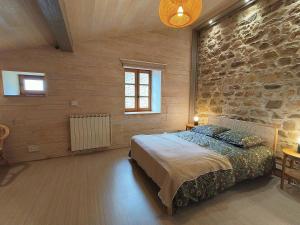 Voodi või voodid majutusasutuse Maison en pierre avec vue imprenable dans le parc naturel du Pilat toas