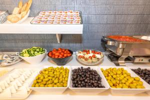 un buffet composé de différents types de fruits et légumes dans l'établissement Istanbul Holiday Hotel, à Istanbul