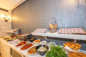 un buffet proposant de nombreux types de plats différents dans l'établissement Istanbul Holiday Hotel, à Istanbul