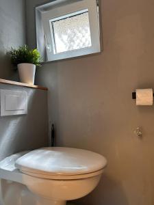 Et badeværelse på Seenahe Wohnung mit Gemeinschaftsgarten und -pool