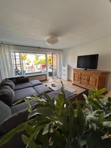 Et tv og/eller underholdning på Seenahe Wohnung mit Gemeinschaftsgarten und -pool