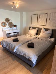 En eller flere senge i et værelse på Seenahe Wohnung mit Gemeinschaftsgarten und -pool + 4 billeder