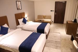 Postel nebo postele na pokoji v ubytování Lords Eco Inn Jamnagar - Maheshwari Nagar
