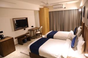 Postel nebo postele na pokoji v ubytování Lords Eco Inn Jamnagar - Maheshwari Nagar