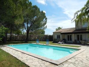 a swimming pool in the yard of a house at Maison de vacances avec piscine à 20min des plages in Castelnau-le-Lez
