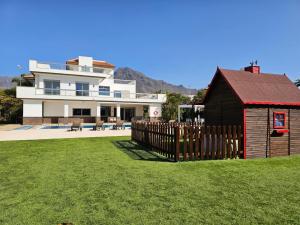 Nespecifikovaný výhled na hory nebo výhled na hory při pohledu z vily