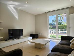 TV a/nebo společenská místnost v ubytování Karat Villa Oasis Del Duque + 26 fotografií