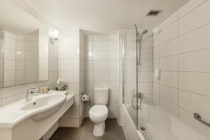 Koupelna v ubytování Kissos Hotel