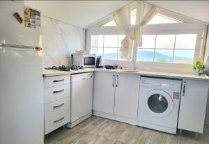 Stunning Suite in Ölüdeniz with Seaview And Pool的厨房或小厨房