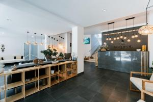 Un vestíbulo de una tienda con una escalera en Hotel Sozopol 99, en Sozopol