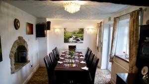 a dining room with a long table and chairs at Lindon Guest House in Airton