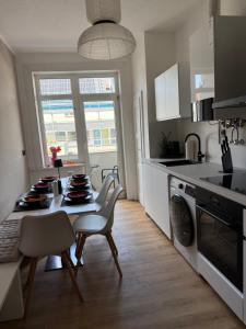 eine Küche mit einem Tisch und Stühlen in einer Küche in der Unterkunft Apartment 1 Urban Vibe in Hannover