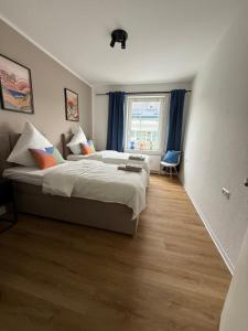 ein Schlafzimmer mit einem großen Bett und einem Fenster in der Unterkunft Apartment 1 Urban Vibe in Hannover