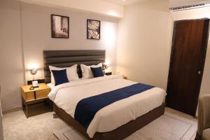 Postel nebo postele na pokoji v ubytování Lords Eco Inn Jamnagar - Maheshwari Nagar