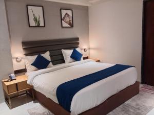 Postel nebo postele na pokoji v ubytování Lords Eco Inn Jamnagar - Maheshwari Nagar