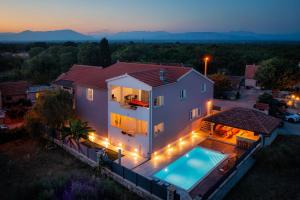 an aerial view of a house with a swimming pool at Villa Silente in Oklaj