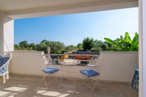 a patio with a table and chairs on a balcony at Villa Silente in Oklaj