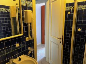 a bathroom with a sink and a mirror at Monolocale Solana 6 in Cavo