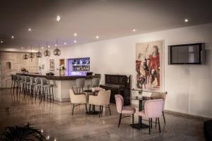 TV a/nebo společenská místnost v ubytování Kissos Hotel