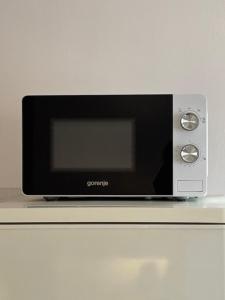ザグレブにあるApartman 86の冷蔵庫の上に置かれた電子レンジ