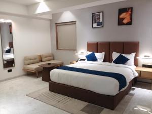 Postel nebo postele na pokoji v ubytování Lords Eco Inn Jamnagar - Maheshwari Nagar