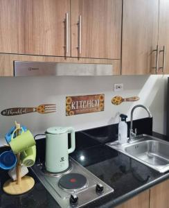 Kuchyň nebo kuchyňský kout v ubytování Mall of Asia Aldo stayscation shore 3