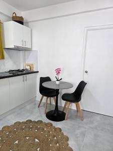 una cucina con un tavolo e sedie in una stanza di Cosy Homes in Suva - Home That Hugs You! a Suva