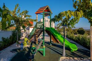 Ο χώρος παιχνιδιού για παιδιά στο Luxury Villa David with swimming pool, sauna and jacuzzi