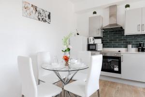 Kuchyň nebo kuchyňský kout v ubytování West Ealing Prime Serviced Apartments