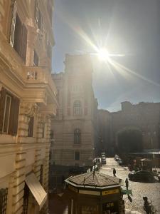 un grande edificio con il sole nel cielo di AH Suite Montecitorio a Roma Altre 13 foto