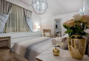 Ένα ή περισσότερα κρεβάτια σε δωμάτιο στο Luxury Villa David with swimming pool, sauna and jacuzzi +63 φωτογραφίες