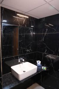 Koupelna v ubytování Lords Eco Inn Jamnagar - Maheshwari Nagar