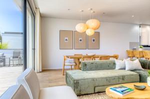 ein Wohnzimmer mit Sofa und Tisch in der Unterkunft Villa Arco-Iris, a Home in Madeira in Arco da Calheta + 43 Fotos