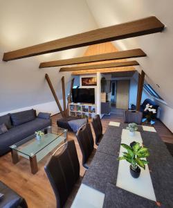 WachsteinHexenstube的客厅里有一张沙发和一张桌子。