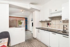 Apartments Mimiにあるキッチンまたは簡易キッチン