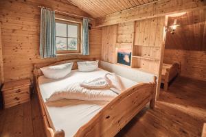 Ένα ή περισσότερα κρεβάτια σε δωμάτιο στο Almdorf Tirol Wildschönau