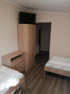 Łóżko lub łóżka w pokoju w obiekcie HORVÁTH VENDÉGHÁZ