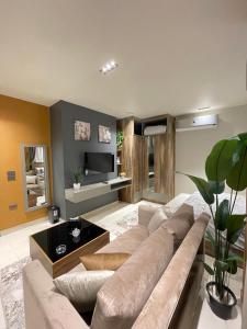 10月6日市にあるLuxury Studio House 392-1の広いリビングルーム(ソファ、テレビ付) +4枚の写真