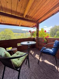 Лісова пісня في فيرخوفينا: شرفة مع كرسيين وطاولة