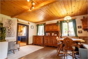 a dining room with a table and a wooden ceiling at Ferienhaus Dobernik in Mühlbach
