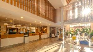 eine Lobby eines Krankenhauses mit einem Wartezimmer in der Unterkunft Siu Collection - Ultra All Inclusive in Beldibi + 37 Fotos