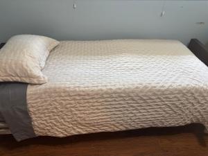 Ένα ή περισσότερα κρεβάτια σε δωμάτιο στο bernie's residence