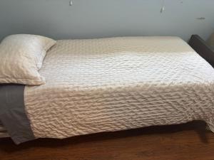 Ένα ή περισσότερα κρεβάτια σε δωμάτιο στο bernie's residence +1 φωτογραφίες