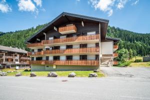 an apartment building with a black roof at Appt bien agencé, bien placé-Châtel in Châtel