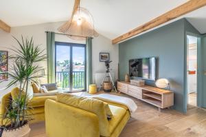 TV a/nebo společenská místnost v ubytování Villa Ilona - Villa piscine à quelques pas des plages